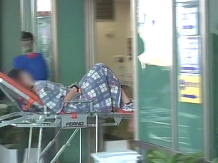 רץ מובל לבית החולים, בשבוע שעבר (צילום: חדשות 2)