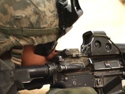 חייל מביט דרך כוונת (צילום: EOtech)