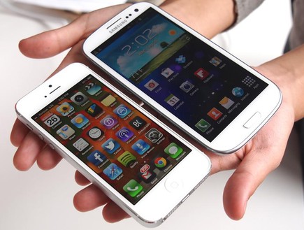 אייפון 5 מול גלקסי S4 (מתוך: tapscape.com)