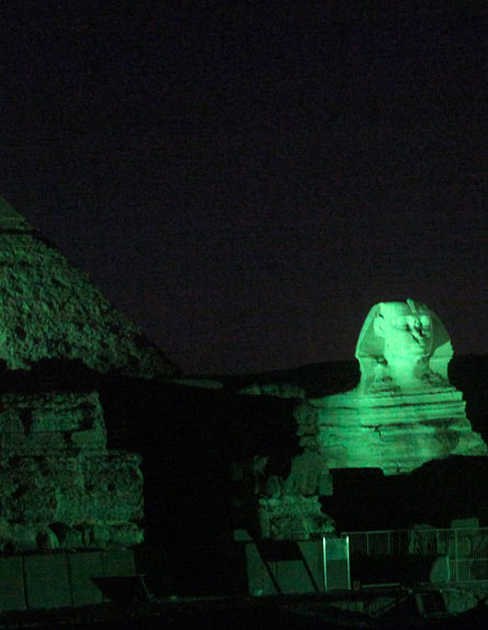 הפירמדיות במצרים נצבעו ירוק, אמש (צילום: רויטרס)