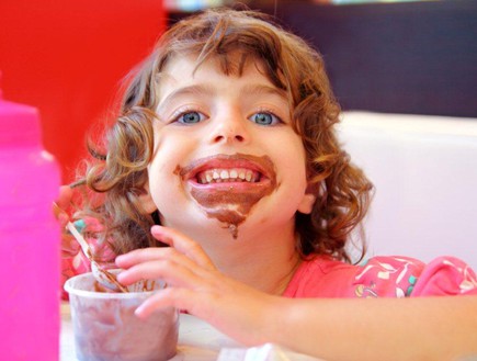 ילדה אוכלת שוקולד (צילום: אימג'בנק / Thinkstock)