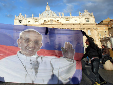 המאמינים פרסו דגל של האפיפיור החדש (צילום: רויטרס)