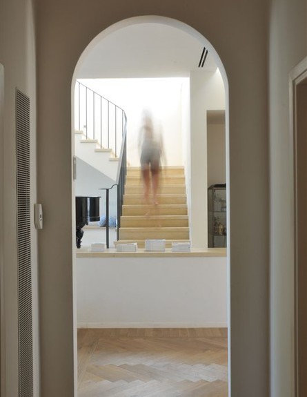 גליה שטרנברג, דלת קשת מדרגות (צילום: שי אדם)