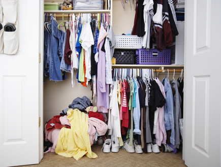 הכנת הבית, בלגן בגדים בארון (צילום: אימג'בנק / Thinkstock)
