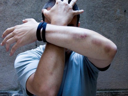 בחור מסתיר את הפנים עם הידיים אלימות (צילום: אימג'בנק / Thinkstock)