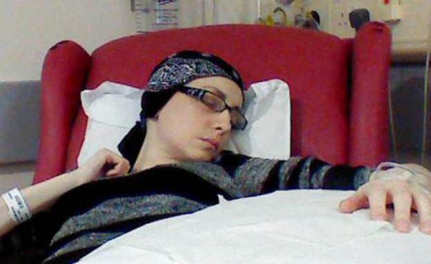 קייטי סקרברו - בטיפול (צילום: צילום מסך daily mail)