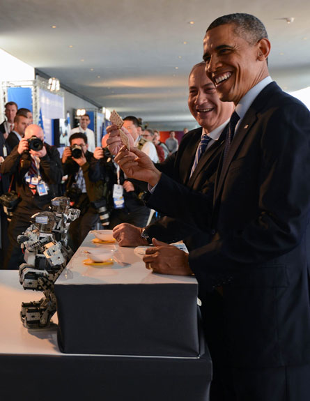 הרובוטים הגישו לנשיא מצות (צילום: קובי גדעון / לע"מ)