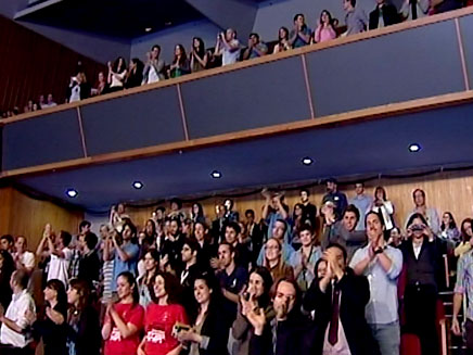 הקהל עמד והריע (צילום: חדשות 2)