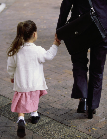 ילדה אוחזת ביד אביה צילום (צילום: Purestock, Thinkstock)