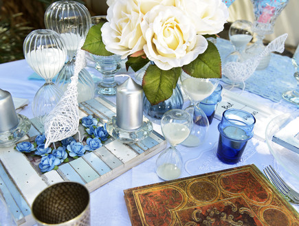 שולחן פסח, מים פרחים (צילום: יואב ז'אק)