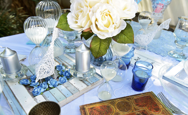 שולחן פסח, מים פרחים (צילום: יואב ז'אק)