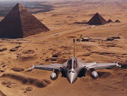 מטוס קרב מעל מצרים