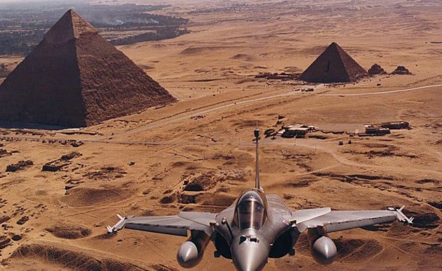 מטוס קרב מעל מצרים