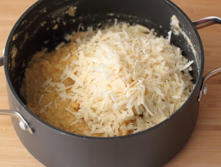 לחמניות גבינה כשרות לפסח - מכינים בצק רבוך (צילום: חן שוקרון, mako אוכל)