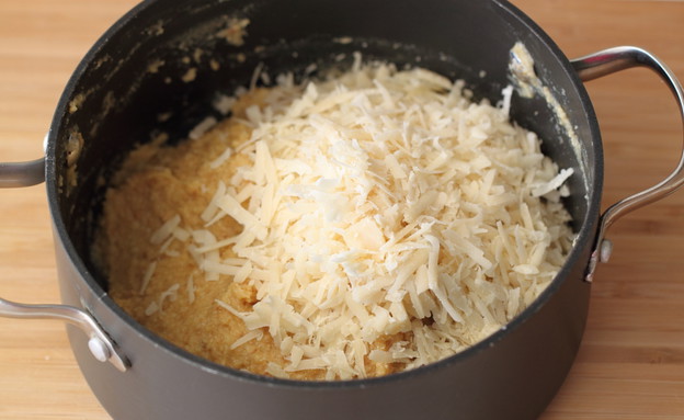 לחמניות גבינה כשרות לפסח - מכינים בצק רבוך (צילום: חן שוקרון, אוכל טוב)