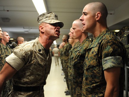 מפקד צורח בקול על חיילים (צילום: Business Insider)