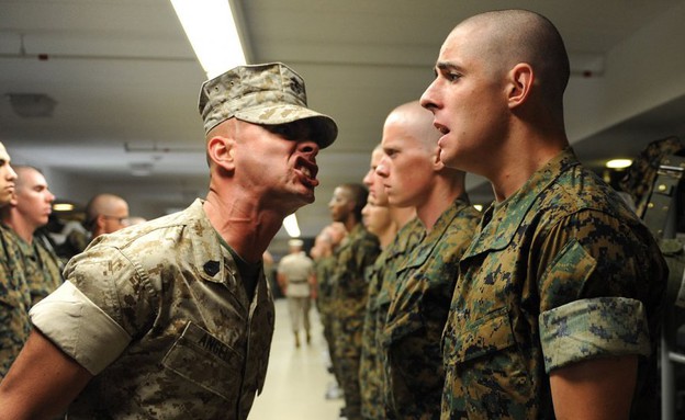 מפקד צורח בקול על חיילים (צילום: Business Insider)