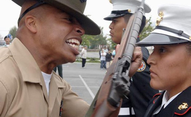 מפקד צועק בקול על חיילים (צילום: Business Insider)