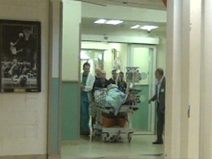 לנקרי מובהל לבית החולים, לפני שבוע (צילום: חדשות 2)