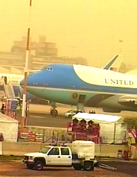 האובך מכסה את המטוס הנשיאותי (צילום: חדשות 2)