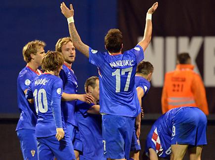 שחקני קרואטיה חוגגים ניצחון מתוק על סרביה (AFP) (צילום: ספורט 5)