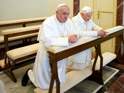 שני האפיפיורים מתפלילים ביחד (צילום: ap)