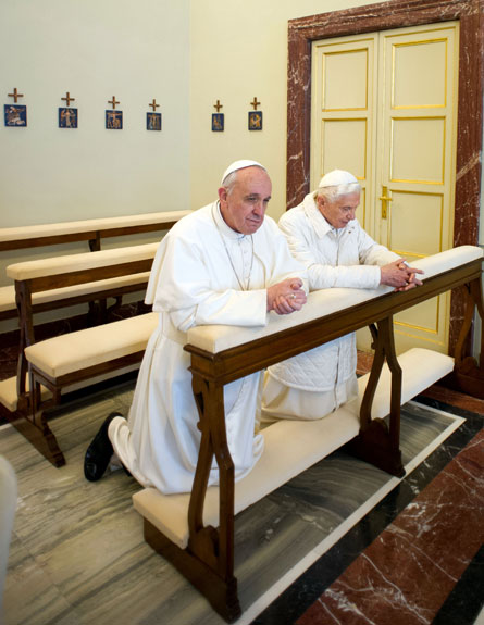 שני האפיפיורים מתפלילים ביחד (צילום: ap)