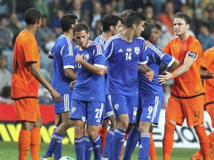 יפתיעו את הגרמנים? שחקני הנבחרת מול הולנד (אלן שיבר) צפו בהפסד האח (צילום: ספורט 5)