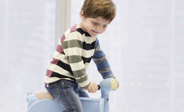  חמישייה, ילד רוכב על מזוודה (צילום: www.momastore.com)