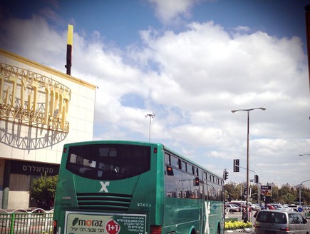 האוטובוס של גל אוחובסקי (צילום:  גל אוחובסקי)