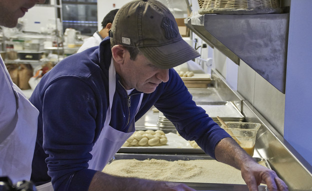 אורי שפט בעבודה במאפיית לחמים ניו יורק אורי שפט בעבודה במאפיית לחמים ניו יורק