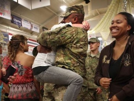 חייל חוזר לבית מהצבא