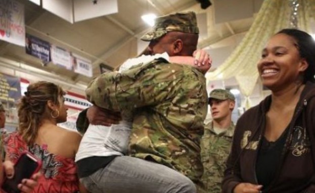 חייל חוזר לבית מהצבא