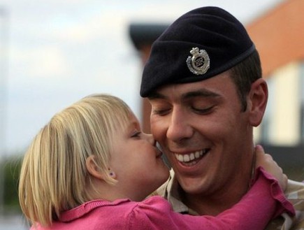 חייל חוזר לבית מאפגניסטן