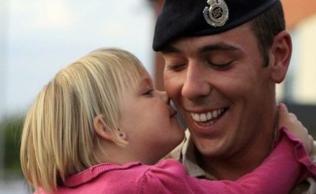 חייל חוזר לבית מאפגניסטן