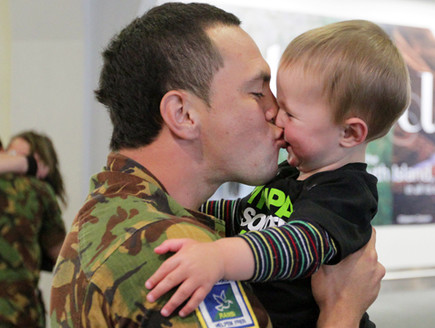 חייל עם הבן שלו