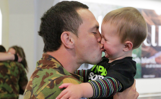 חייל עם הבן שלו