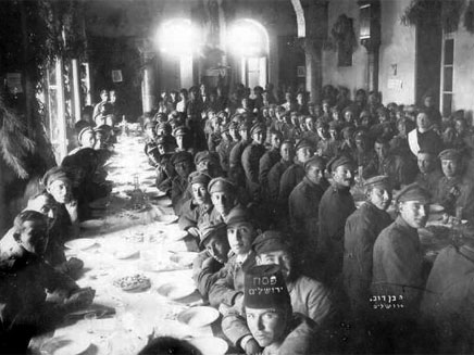 סדר המוני של חיילי הגדוד העברי ב-1919 (צילום: יעקב בן דוד,  מתוך צילומי הארכיון הציוני המרכזי)