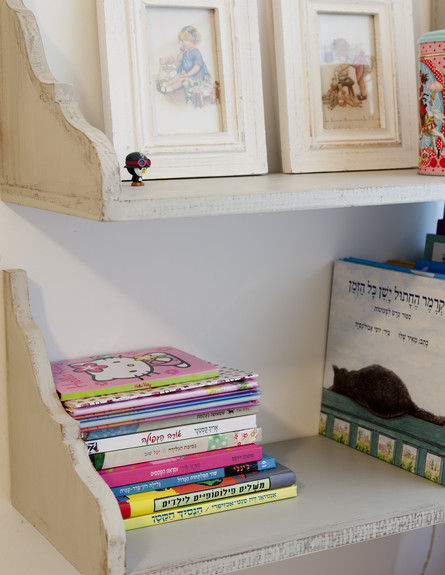 הרצליה, חדר ילדה ספרים על מדף (צילום: דניה ויינר)