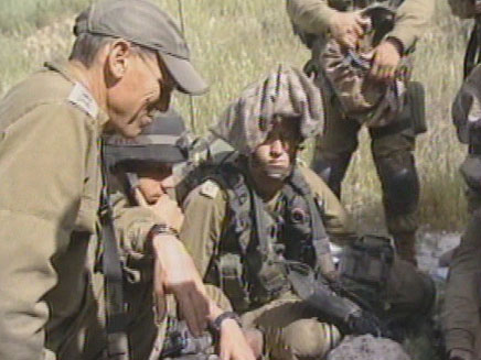 אלוף פיקוד המרכז ניצן אלון עם חייליו (צילום: חדשות 2)