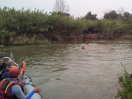 החיפושים בנהר הירדן, היום (צילום: איציק ברק)