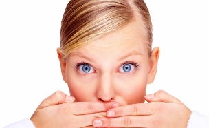 אישה עם יד על הפה (צילום: אימג'בנק / Thinkstock)