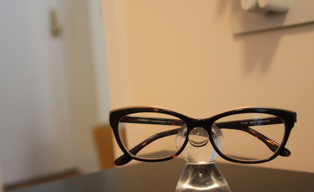 קארין, משקפיים (צילום: תומר ושחר צלמים)