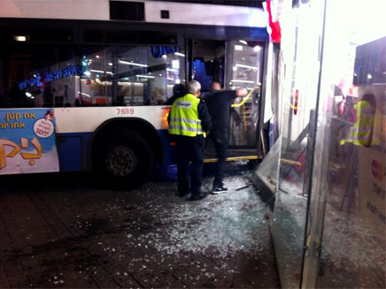האוטובוס תקוע בתוך קיר הזכוכית של הסניף (צילום: ליעד דלאון)