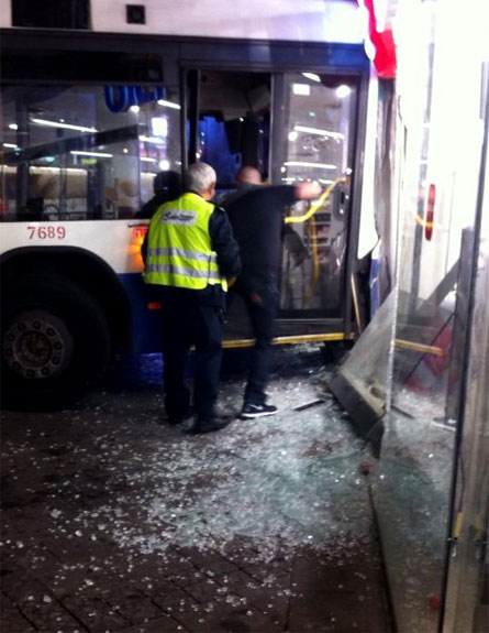 האוטובוס תקוע בתוך קיר הזכוכית של הסניף (צילום: ליעד דלאון)