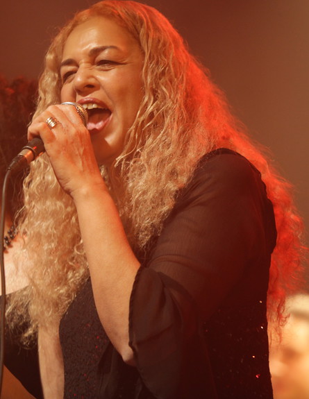 מזי כהן בפסטיבל ימי זמר בחולון (צילום: ענבל צח)