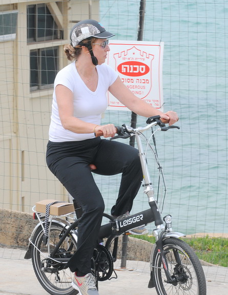 ציפי ליבני מדוושת על אופניים, אפריל 2013 (צילום: רועי קסטרו)