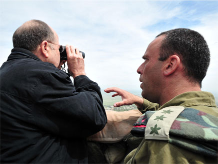 משה בוגי יעלון בסיור בפיקוד צפון (צילום: אריאל חרמוני)