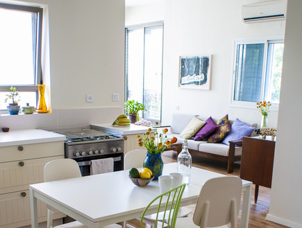 דירה תל אביב, פינת אוכל מבט לסלון (צילום: סיון אסקיו)