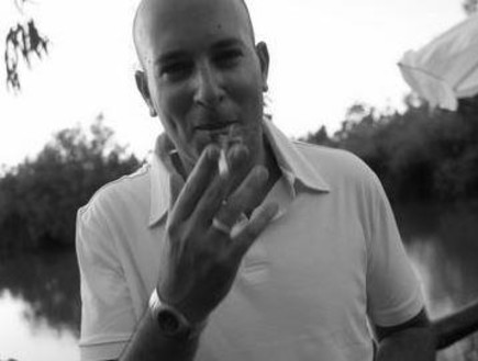 שי גל עם סיגריה (צילום: תומר ושחר צלמים)